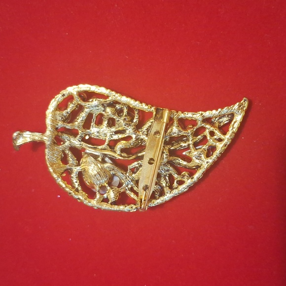 Elegant Gold Leaf Brooch - Picture 2 of 2